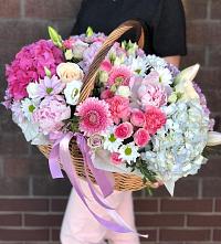 Композиция солнечный день в Лебяжье Курганской области Цветочная композиция из Розы, Хризантемы, Пионы и Лизиантусы в корзине в Лебяжье Курганской области
