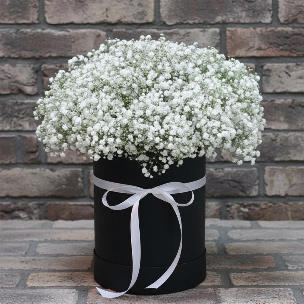 Цветочная композиция из Гипсофила в шляпной коробке в Лебяжье Курганской области